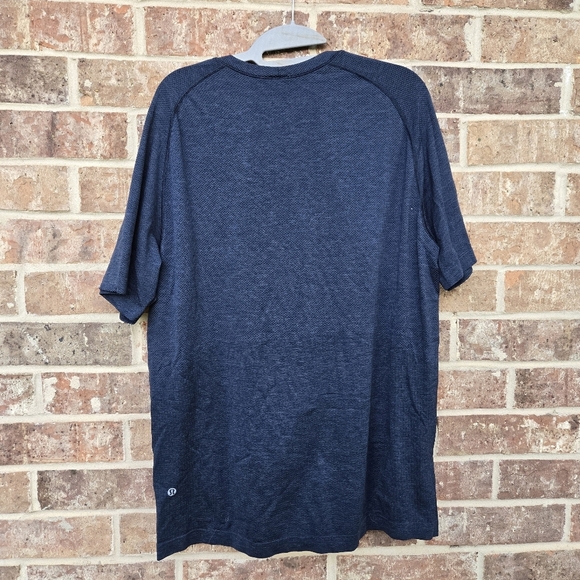 Lululemon Men's Blue T-Shirt Size L - Picture 2 of 3